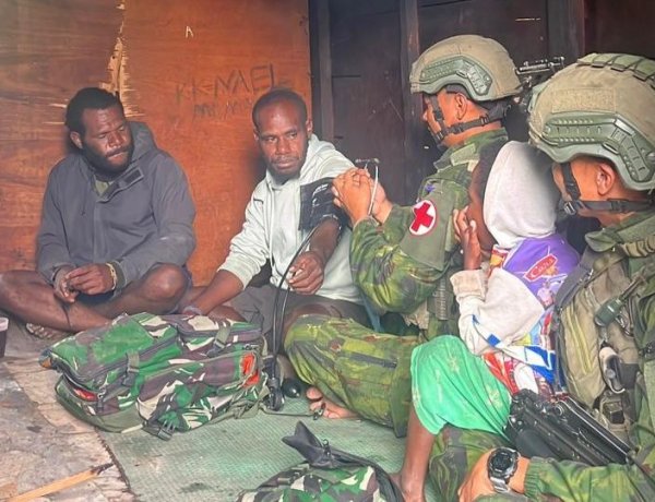 Satgas Yonif 631/Antang Hadirkan Senyum di Intan Jaya Lewat Komsos dan Yankes