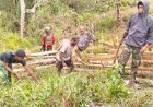 Satgas Yonif 757/GV Garap Lahan Pangan Bersama Warga Kendetapa