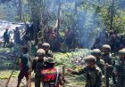 Bakar Batu di Titigi, Satgas Yonif 315/Garuda Dekatkan Diri dengan Warga